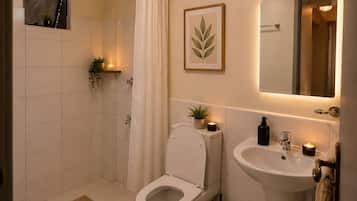 Douche, serviettes fournies, savon, papier toilette