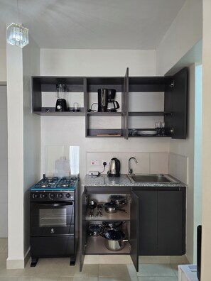 Private kitchen - CHIC GARDEN CITY 1BR|POOL,GYM,WIFI,NETFLIX, MALL (Nairobi)