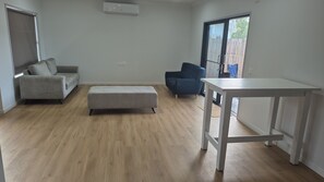 Living area - Collingwood Ensuite (Collingwood Park)