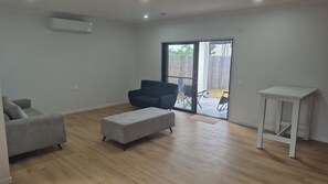 Living area - Collingwood Ensuite (Collingwood Park)