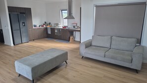 Living area - Collingwood Ensuite (Collingwood Park)