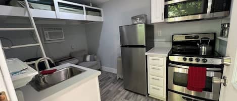 Frigorifero, microonde, forno, piano cottura