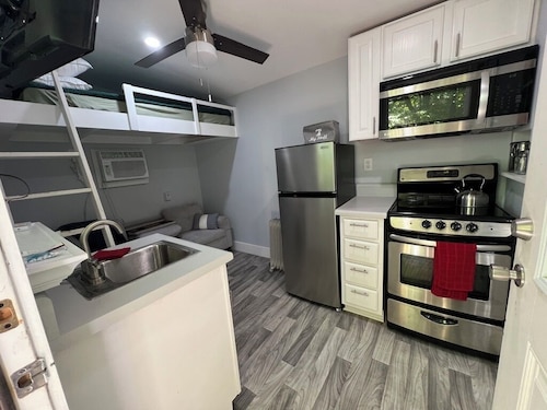Cozy Tiny Home Near UNC, Peaceful Wooded Retreat