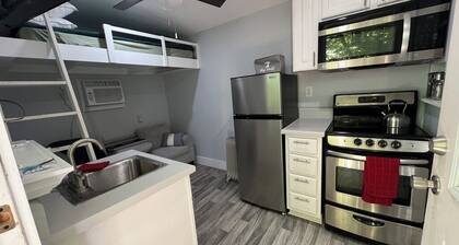 Cozy Tiny Home Near UNC, Peaceful Wooded Retreat