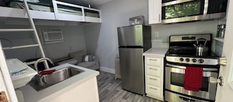 Cozy Tiny Home Near UNC, Peaceful Wooded Retreat
