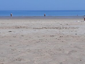 A beach with a sandy shore and a clear blue sky. - La Maison Chopin - PLERIN (PLERIN)