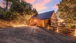 A wooden cabin with a metal roof, a gravel driveway, and a wooden fence. - Luxury Lodge*Stunning Views*Prime-Location*Arcade (Sevierville)