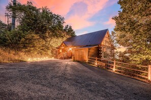 A wooden cabin with a metal roof, a gravel driveway, and a wooden fence. - Luxury Lodge*Stunning Views*Prime-Location*Arcade (Sevierville)