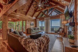 Smart TV, fireplace, books, stereo - Luxury Lodge*Stunning Views*Prime Location*Arcade (Sevierville)
