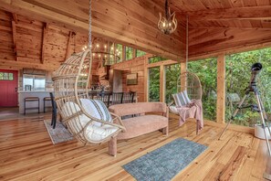 Smart TV, fireplace, books, stereo - Luxury Lodge*Stunning Views*Prime Location*Arcade (Sevierville)