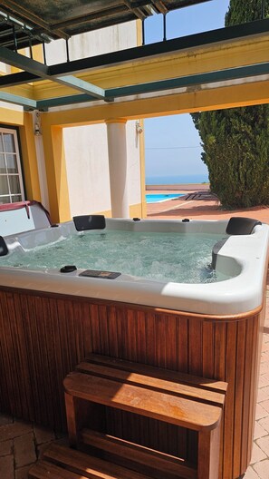 A hot tub with wooden steps and a view of the beach. - VILA Bouganvila - V3 - Jacuzzi in top of the Sea (Albufeira)