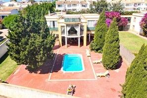 A residential property with a swimming pool, a covered patio, and a landscaped garden. - VILA Bouganvila - V3 - Jacuzzi in top of the Sea (Albufeira)