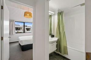 Iron/ironing board, travel cot, WiFi, bed sheets - Melbourne Central| 2 BDRM walk to town (Queenstown)