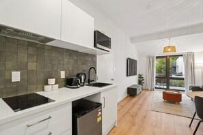 Fridge, microwave, stovetop, toaster - Melbourne Central| 2 BDRM walk to town (Queenstown)