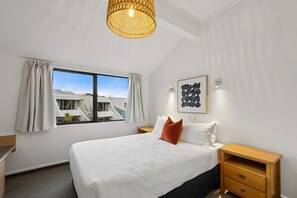 Iron/ironing board, travel cot, WiFi, bed sheets - Melbourne Central| 2 BDRM walk to town (Queenstown)
