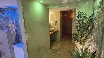 Dusche, Whirlpool, Haartrockner, Handtücher