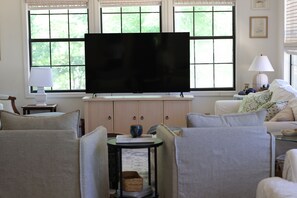 Living area - Lake Martin House On Water (Eclectic)