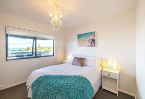Iron/ironing board, WiFi, bed sheets - Skomer House - Sea Views & Central Waiheke Living (Waiheke Island)