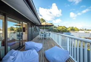 Outdoor dining - Skomer House - Sea Views & Central Waiheke Living (Waiheke Island)