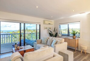 TV, offices - Skomer House - Sea Views & Central Waiheke Living (Waiheke Island)