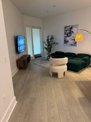 Interior - Sunshine Luxury Oasis | Gym, Parking (West Hollywood)