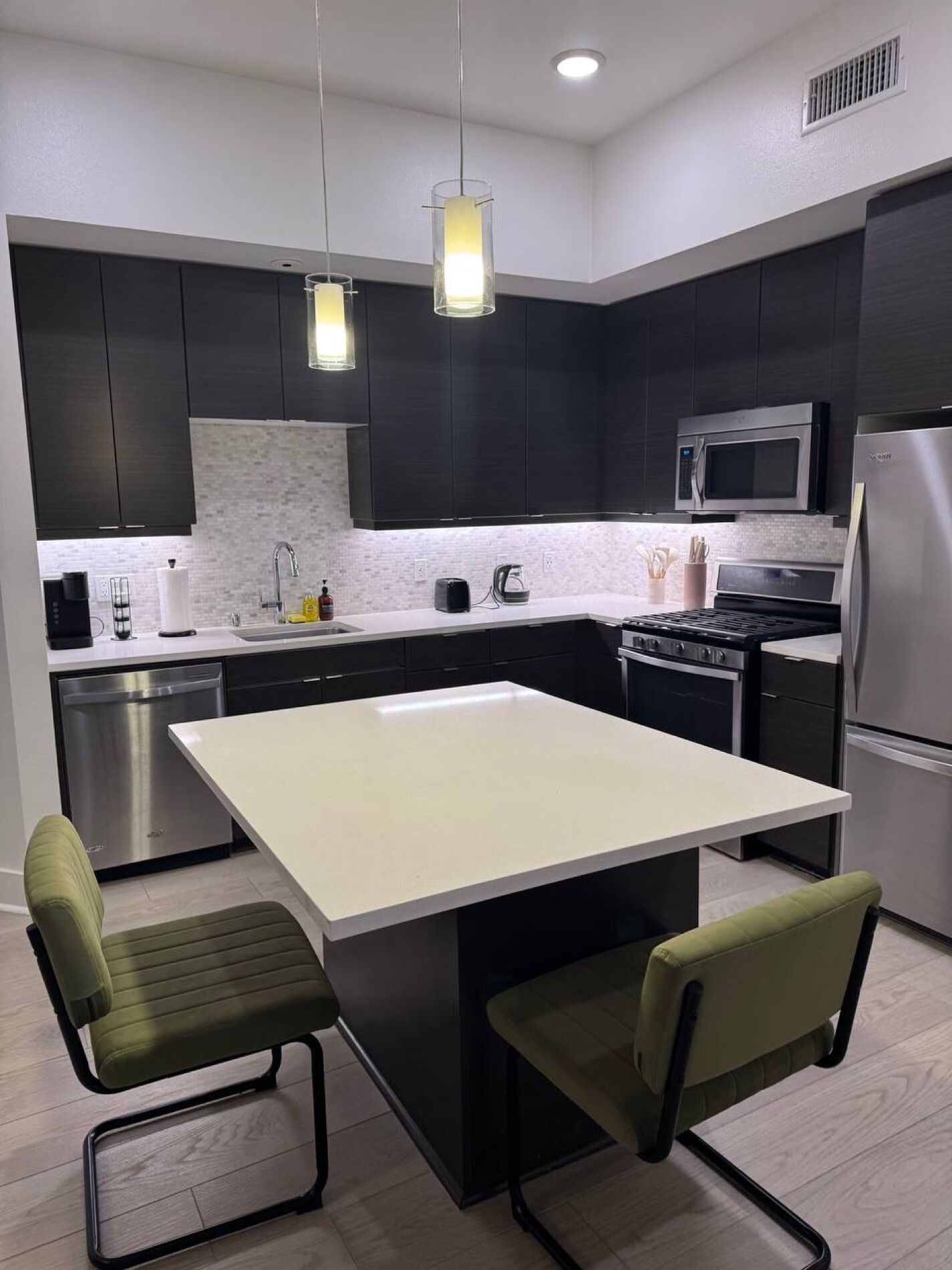 Fridge, microwave, stovetop, dishwasher