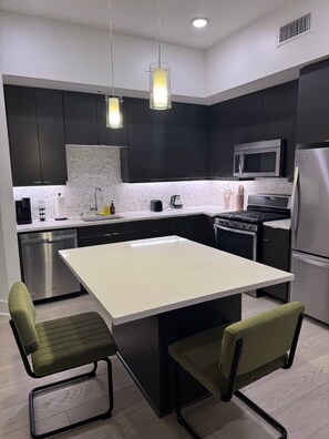 Fridge, microwave, stovetop, dishwasher - Sunshine Luxury Oasis | Gym, Parking (West Hollywood)