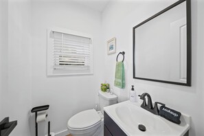 Bathroom - Huge Views! | Waterfront | Dock | Kayaks | Firepit (Salisbury)
