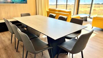 Luxe bungalow, 3 slaapkamers, uitzicht op meer | Dineren