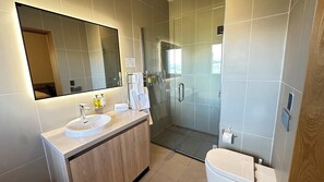 Chalet Grand, 3 habitaciones, vistas al lago | Baño | Bañera y ducha independientes y artículos de higiene personal gratuitos