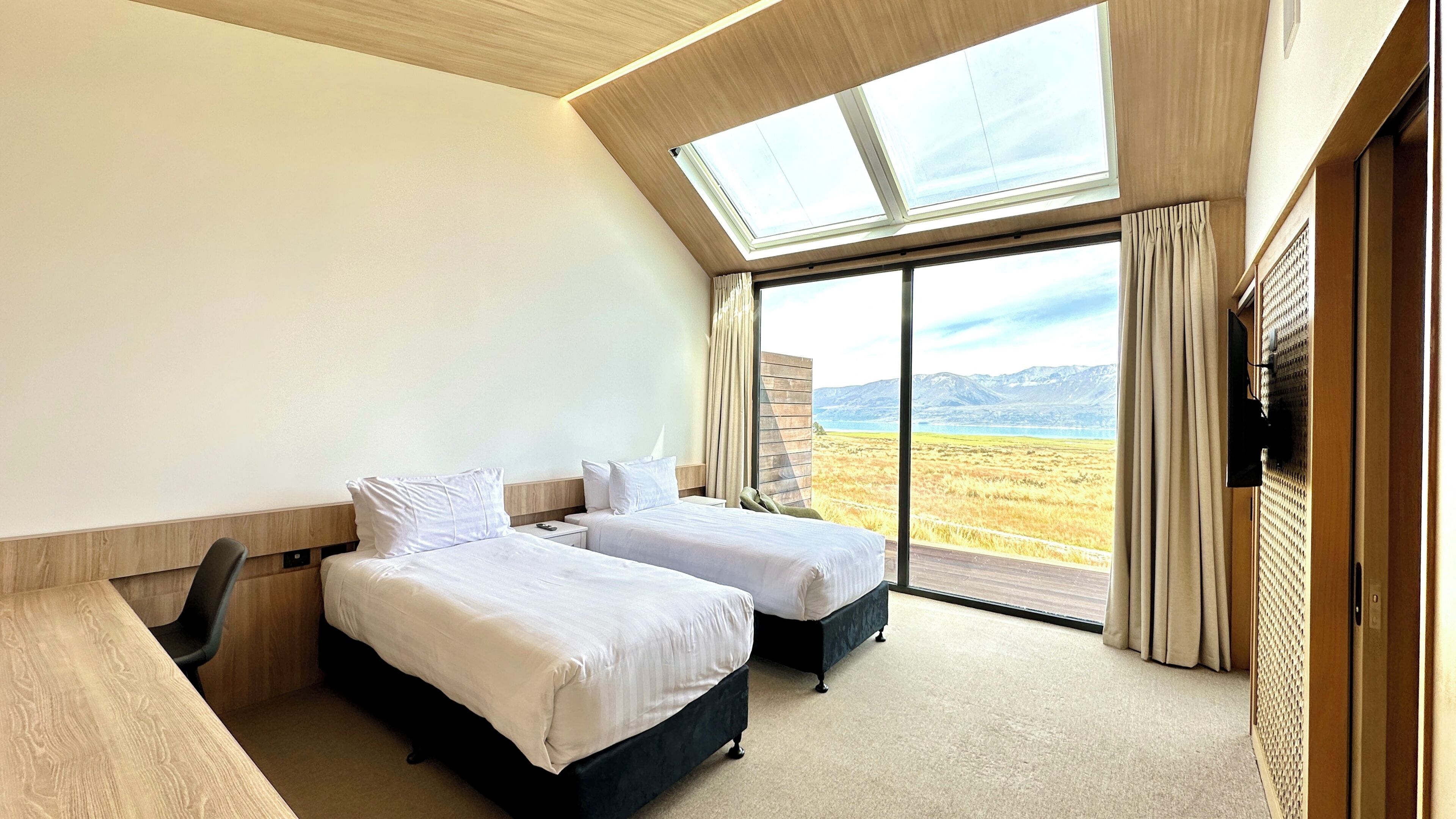 Luxury Bungalow, 3 Bedrooms, Lake View