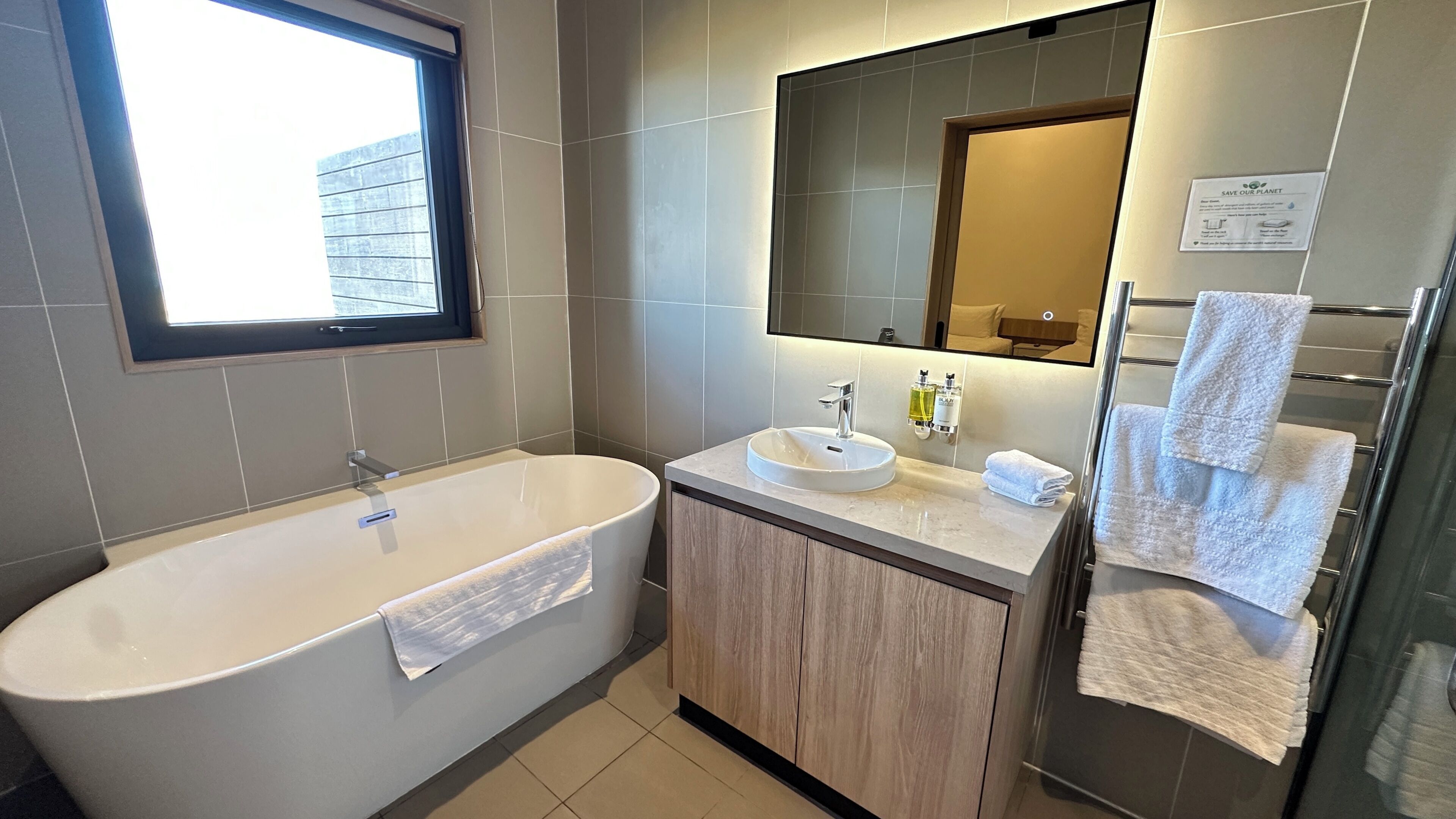 Luxe bungalow, 3 slaapkamers, uitzicht op meer | Badkamer | Een aparte badkuip en douche, gratis toiletartikelen, een haardroger