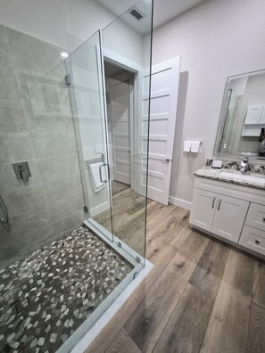 Dusche, Handtücher, Seife, Toilettenpapier