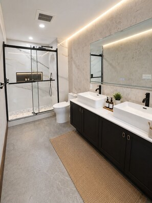 Bathroom - The Lake View at Hamlet Luxury Lake George Retreat (Lake George)