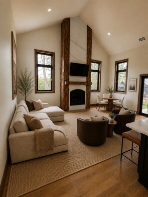 Living area - The Lake View at Hamlet Luxury Lake George Retreat (Lake George)