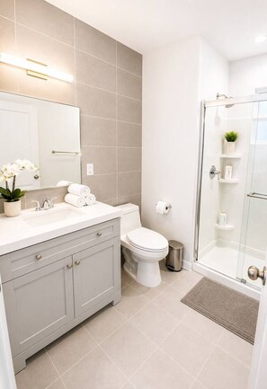 Bathroom - Elegant King Suite|Walk to Yale|Premier Location (New Haven)