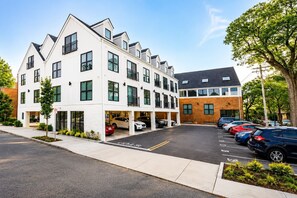 Exterior - Elegant King Suite|Walk to Yale|Premier Location (New Haven)