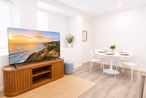 Dining - Elegant King Suite|Walk to Yale|Premier Location (New Haven)
