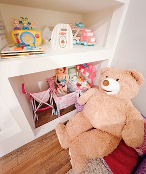 Children’s area - Cranston Hot Tub Retreat / Family-Friendly Stay / 5 bed / 3.5 bath (Calgary)