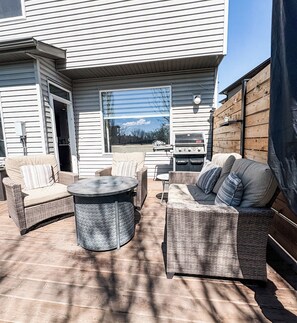 Terrace/patio - Cranston Hot Tub Retreat / Family-Friendly Stay / 5 bed / 3.5 bath (Calgary)