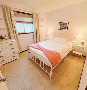 WiFi, bed sheets - Cranston Hot Tub Retreat / Family-Friendly Stay / 5 bed / 3.5 bath (Calgary)