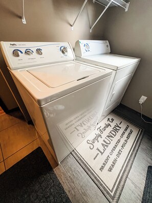Interior - Cranston Hot Tub Retreat / Family-Friendly Stay / 5 bed / 3.5 bath (Calgary)