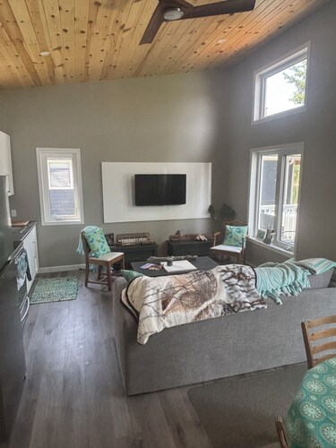 Lake of the woods 3 bedroom guest cottage with road access. On a nice quiet bay.