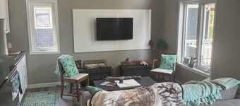 Lake of the woods 3 bedroom guest cottage with road access. On a nice quiet bay.