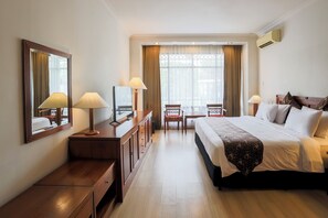 Suite, vistes al jardí | Escriptori, espai de treball apte per a portàtils i cortines opaques 