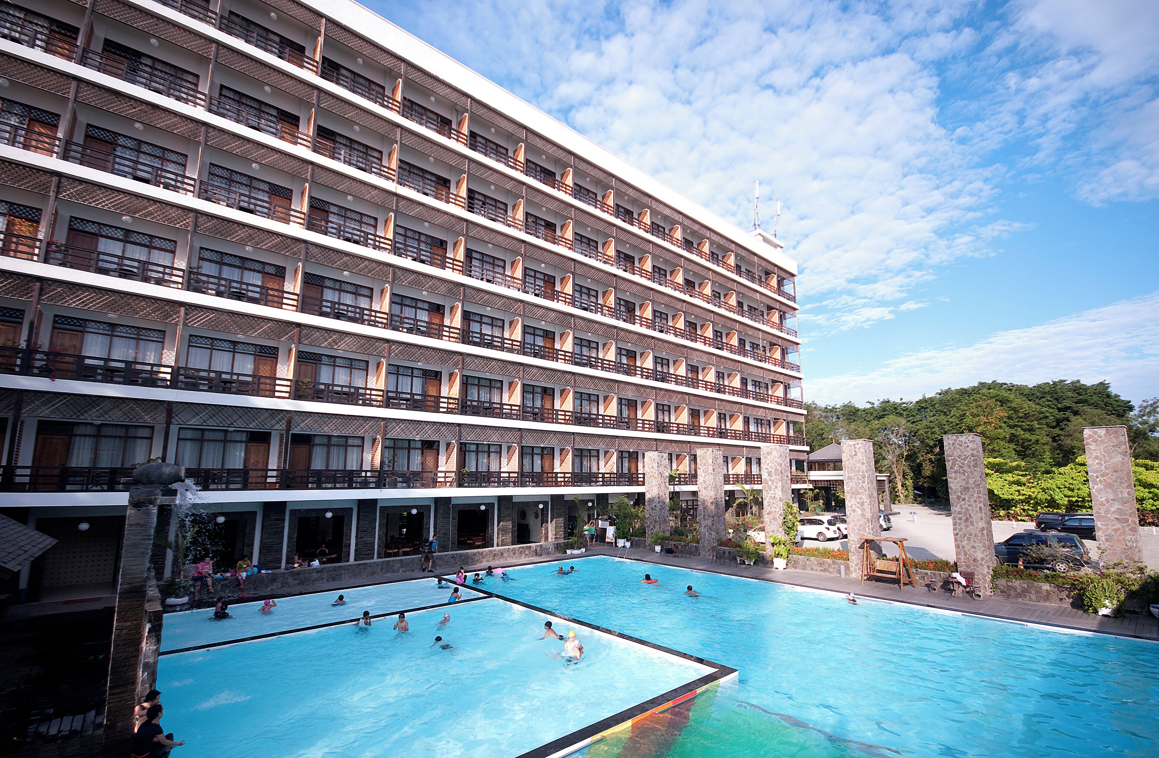 2 piscines extérieures