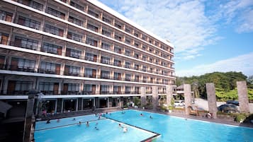 2 piscines extérieures