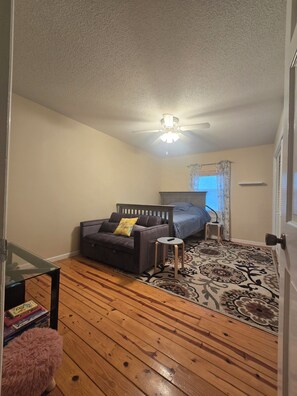 Room - Spacious Cozy Stay with Back Patio & Family-Friendly Extras. Near S&T and I-44 (Rolla)