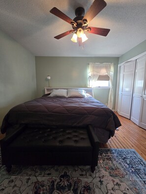Room - Spacious Cozy Stay with Back Patio & Family-Friendly Extras. Near S&T and I-44 (Rolla)