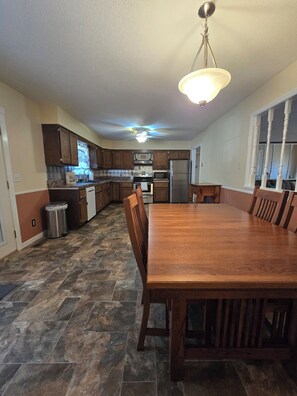 Dining - Spacious Cozy Stay with Back Patio & Family-Friendly Extras. Near S&T and I-44 (Rolla)